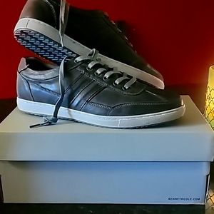 REACTION BY KENNETH COLE GREY LEATHER SNEAKER 10